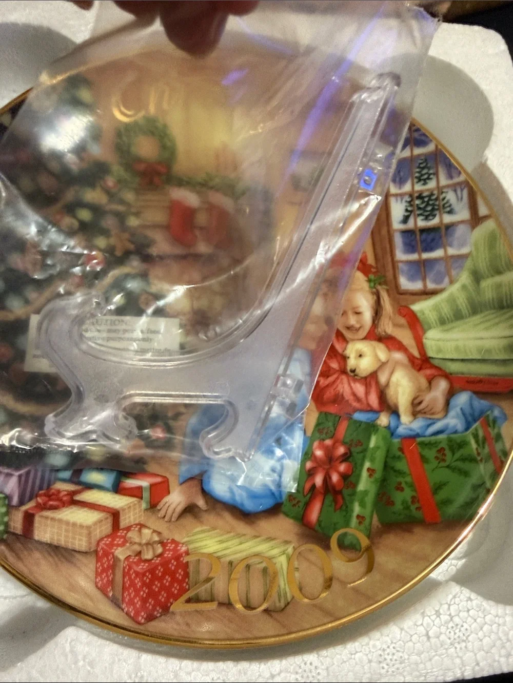 Avon 2009 Holiday Decorative Collector Plate - 22k Hold rim.